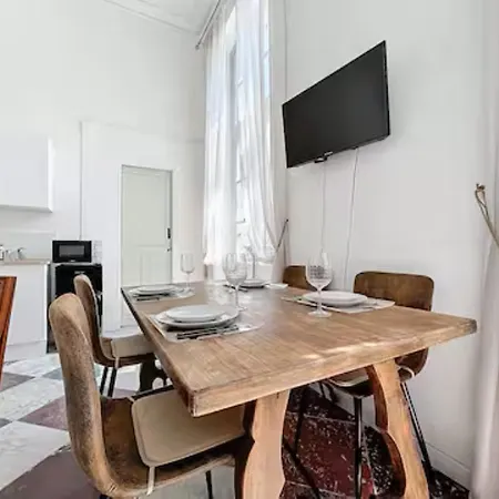 T2 Centre Apartment *