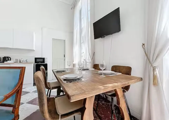 T2 Centre Apartment *